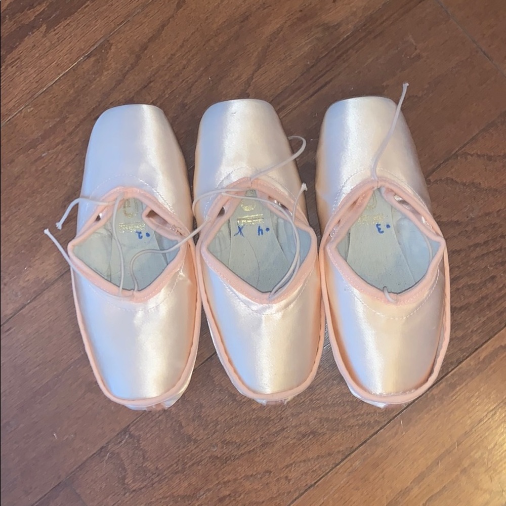 Freed of London pointe shoes 6x B maker
